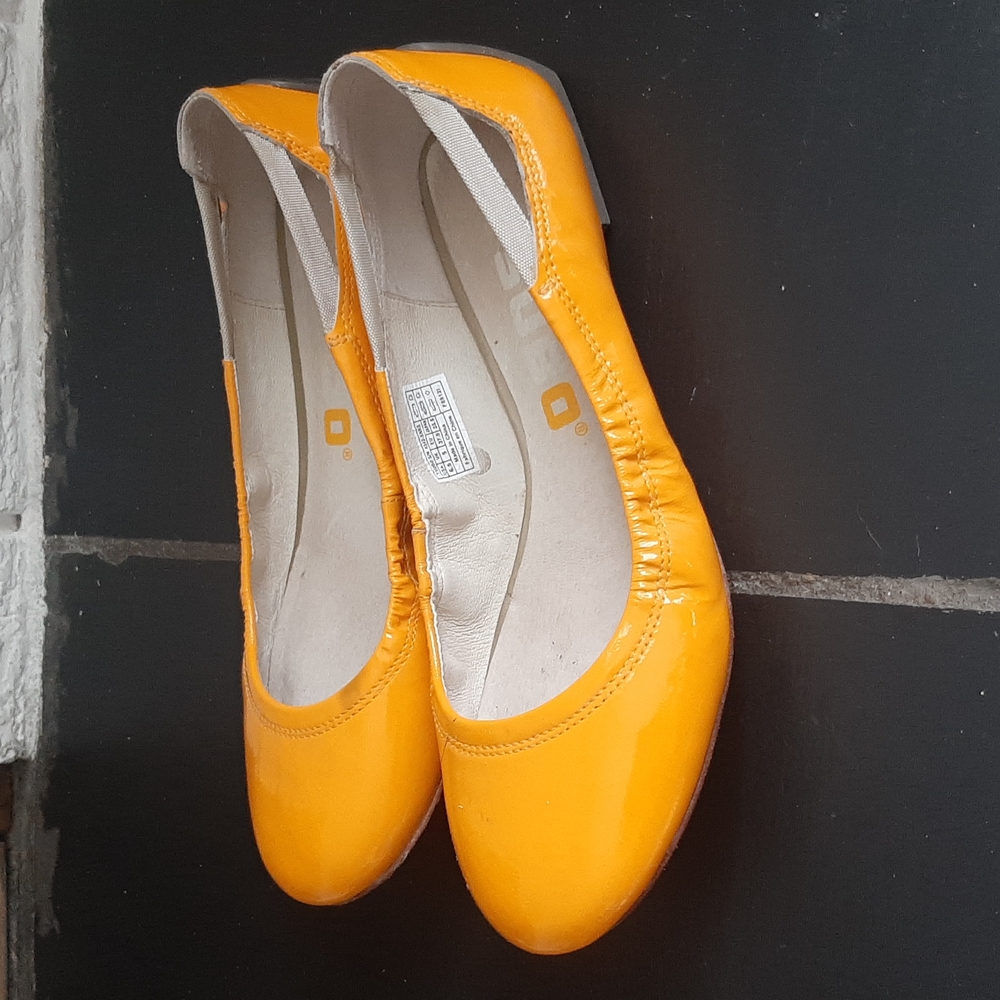 Tsubo Roanna Patent Leather Orange Yellow Ballet Flats Size 6.5 Feminine Fairy